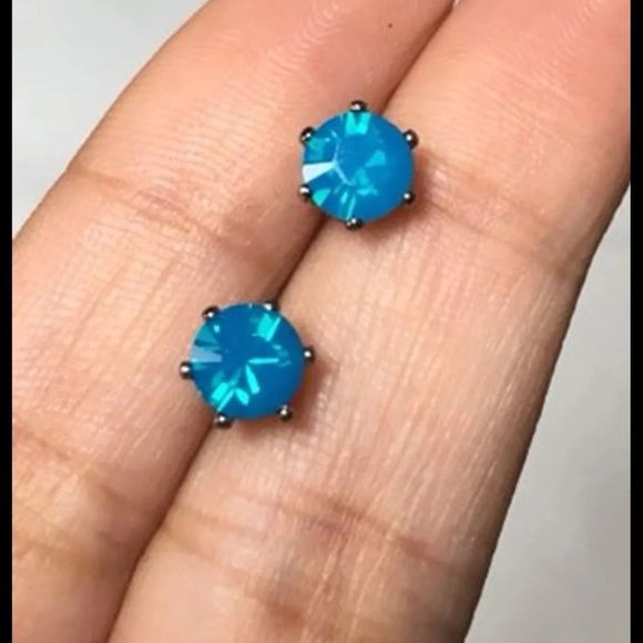 Jewelry - NWT Swarovski Elements Crystal Stud earrings